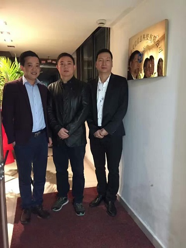 公司總經(jīng)理周建華、湖南分公司總經(jīng)理劉靜波、分公司副總潘智輝為分公司成立揭牌